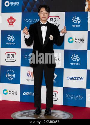 Seoul, Südkorea. 25.. November 2022. Südkoreanischer Kim Dong-hwi, Ankunft auf rotem Teppich für die „43. Blue Dragon Film Awards“ in der KBS Hall in Seoul, Südkorea am 25. November 2022. (Foto: Lee Young-ho/Sipa USA) Guthaben: SIPA USA/Alamy Live News Stockfoto