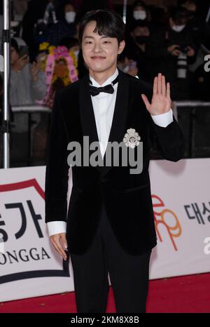 Seoul, Südkorea. 25.. November 2022. Südkoreanischer Kim Dong-hwi, Ankunft auf rotem Teppich für die „43. Blue Dragon Film Awards“ in der KBS Hall in Seoul, Südkorea am 25. November 2022. (Foto: Lee Young-ho/Sipa USA) Guthaben: SIPA USA/Alamy Live News Stockfoto