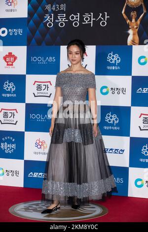 Seoul, Südkorea. 25.. November 2022. Die chinesische Schauspielerin Tang Wei kommt am 25. November 2022 in Seoul, Südkorea, mit rotem Teppich für die „43. Blue Dragon Film Awards“ in der KBS Hall an. (Foto: Lee Young-ho/Sipa USA) Guthaben: SIPA USA/Alamy Live News Stockfoto