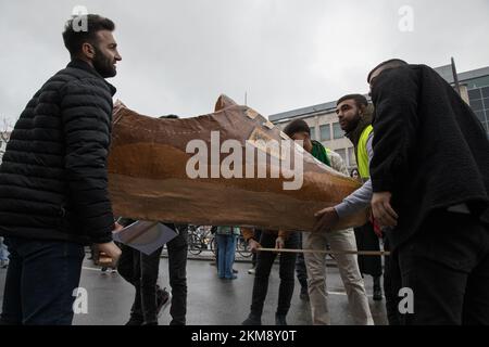Berlin, Deutschland. 26.. November 2022. Am 26. November 2022 protestierten Tausende in Berlin gegen das PKK-Verbot. Nach einer Kundgebung am Hermannplatz in Neukoelln zog der Protest zum Oranienplatz in Kreuzberg. Kurdische Verbände werden landesweit regelmäßig von der deutschen Polizei überfallen, weil sie drohen, das Verbot der PKK zu untergraben; Flaggen, Spenden und sogar Bücher werden konfisziert. Darüber hinaus steht die PKK auf einer EU-Liste terroristischer Organisationen. (Kreditbild: © Michael Kuenne/PRESSCOV via ZUMA Press Wire) Stockfoto