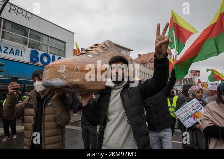 Berlin, Deutschland. 26.. November 2022. Am 26. November 2022 protestierten Tausende in Berlin gegen das PKK-Verbot. Nach einer Kundgebung am Hermannplatz in Neukoelln zog der Protest zum Oranienplatz in Kreuzberg. Kurdische Verbände werden landesweit regelmäßig von der deutschen Polizei überfallen, weil sie drohen, das Verbot der PKK zu untergraben; Flaggen, Spenden und sogar Bücher werden konfisziert. Darüber hinaus steht die PKK auf einer EU-Liste terroristischer Organisationen. (Kreditbild: © Michael Kuenne/PRESSCOV via ZUMA Press Wire) Stockfoto