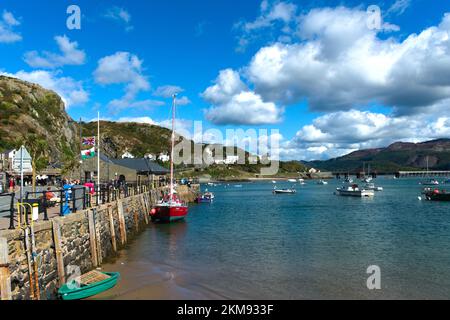 Barmouth - Wales - September 16 2033: Wunderschöne Küstenstadt in Gwynedd, Snowdonia. Panoramablick auf den Hafen. Kleine Boote in der Flussmündung. Stockfoto