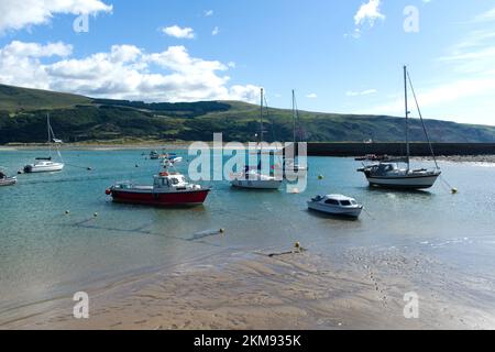 Barmouth - Wales - September 16 2022 : wunderschöne Küstenstadt in Gwynedd, charmante kleine Boote im Hafen. Snowdonia-Nationalpark. Panoramablick Stockfoto