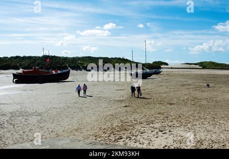 Barmouth - Wales - September 14 2022 : Strandresort mit großem Sandstrand. Blick auf kleine Boote in der wunderschönen Bucht an einem Sommertag. Stockfoto