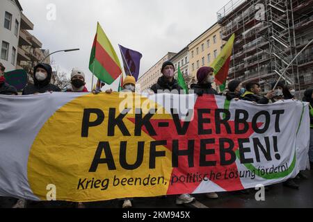 Berlin, Deutschland. 26.. November 2022. Am 26. November 2022 protestierten Tausende in Berlin gegen das PKK-Verbot. Nach einer Kundgebung am Hermannplatz in Neukoelln zog der Protest zum Oranienplatz in Kreuzberg. Kurdische Verbände werden landesweit regelmäßig von der deutschen Polizei überfallen, weil sie drohen, das Verbot der PKK zu untergraben; Flaggen, Spenden und sogar Bücher werden konfisziert. Darüber hinaus steht die PKK auf einer EU-Liste terroristischer Organisationen. (Kreditbild: © Michael Kuenne/PRESSCOV via ZUMA Press Wire) Stockfoto