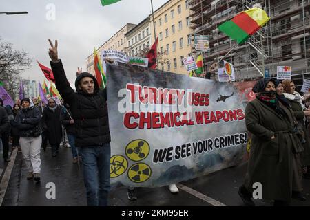 Berlin, Deutschland. 26.. November 2022. Am 26. November 2022 protestierten Tausende in Berlin gegen das PKK-Verbot. Nach einer Kundgebung am Hermannplatz in Neukoelln zog der Protest zum Oranienplatz in Kreuzberg. Kurdische Verbände werden landesweit regelmäßig von der deutschen Polizei überfallen, weil sie drohen, das Verbot der PKK zu untergraben; Flaggen, Spenden und sogar Bücher werden konfisziert. Darüber hinaus steht die PKK auf einer EU-Liste terroristischer Organisationen. (Kreditbild: © Michael Kuenne/PRESSCOV via ZUMA Press Wire) Stockfoto