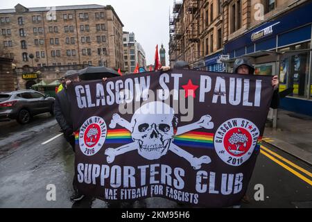 Glasgow, Schottland, Großbritannien. 26.. November 2022: Am St. Andrews Day März und Rallye gegen Rassismus und Faschismus marschieren Aktivisten durch die Straßen der Stadt von Glasgow Green zur Bath Street. Die Veranstaltung wurde vom Scottish Trades Union Congress, STUC, organisiert. Kredit: Skully/Alamy Live News Stockfoto