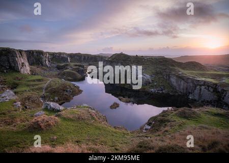 Foggintor, Dartmoor, Devon, Großbritannien. 25.. November 2022. UK Weather: Eine ruhige und ruhige Szene bei Sonnenuntergang vor der Ankunft einer Niedrigdruckfront, die ein Wochenende mit starkem Regen und starkem Wind bringt. Kredit: Celia McMahon/Alamy Live News Stockfoto