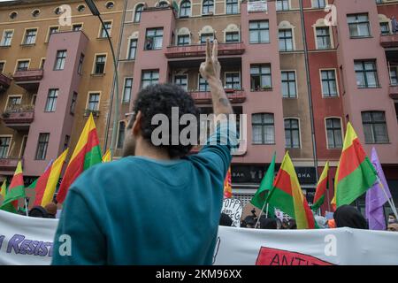Berlin, Deutschland. 26.. November 2022. Am 26. November 2022 protestierten Tausende in Berlin gegen das PKK-Verbot. Nach einer Kundgebung am Hermannplatz in Neukoelln zog der Protest zum Oranienplatz in Kreuzberg. Kurdische Verbände werden landesweit regelmäßig von der deutschen Polizei überfallen, weil sie drohen, das Verbot der PKK zu untergraben; Flaggen, Spenden und sogar Bücher werden konfisziert. Darüber hinaus steht die PKK auf einer EU-Liste terroristischer Organisationen. (Kreditbild: © Michael Kuenne/PRESSCOV via ZUMA Press Wire) Stockfoto