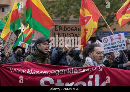 Berlin, Deutschland. 26.. November 2022. Am 26. November 2022 protestierten Tausende in Berlin gegen das PKK-Verbot. Nach einer Kundgebung am Hermannplatz in Neukoelln zog der Protest zum Oranienplatz in Kreuzberg. Kurdische Verbände werden landesweit regelmäßig von der deutschen Polizei überfallen, weil sie drohen, das Verbot der PKK zu untergraben; Flaggen, Spenden und sogar Bücher werden konfisziert. Darüber hinaus steht die PKK auf einer EU-Liste terroristischer Organisationen. (Kreditbild: © Michael Kuenne/PRESSCOV via ZUMA Press Wire) Stockfoto
