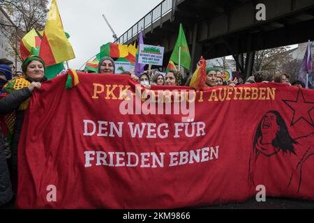Berlin, Deutschland. 26.. November 2022. Am 26. November 2022 protestierten Tausende in Berlin gegen das PKK-Verbot. Nach einer Kundgebung am Hermannplatz in Neukoelln zog der Protest zum Oranienplatz in Kreuzberg. Kurdische Verbände werden landesweit regelmäßig von der deutschen Polizei überfallen, weil sie drohen, das Verbot der PKK zu untergraben; Flaggen, Spenden und sogar Bücher werden konfisziert. Darüber hinaus steht die PKK auf einer EU-Liste terroristischer Organisationen. (Kreditbild: © Michael Kuenne/PRESSCOV via ZUMA Press Wire) Stockfoto