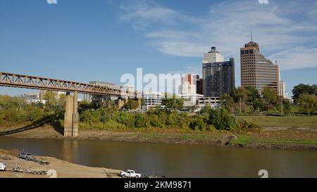 Skyline von Memphis - Blick von Mud Island - MEMPHIS, USA - 07. NOVEMBER 2022 Stockfoto