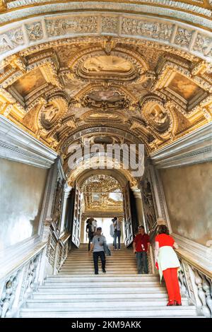 VENEDIG, ITALIEN - 18. MAI 2018: Dies sind die Besucher auf der Goldenen Treppe im Dogenpalast. Stockfoto