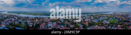 Panoramablick auf Zemun vor dem Hintergrund des wolkigen blauen Himmels. Belgrad, Serbien. Stockfoto