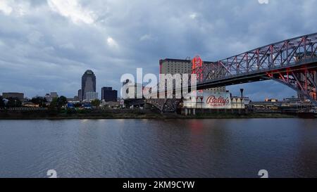 Die Stadt Shreveport am Abend - SHREVEPORT, USA - 04. NOVEMBER 2022 Stockfoto