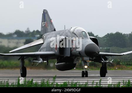 Präfektur Ibaraki, Japan - 03. August 2009: Japan Air Self-Defense Force McDonnell Douglas F-4EJ-kai Phantom II Kampfflugzeug. Stockfoto