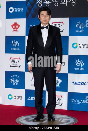 Seoul, Südkorea. 25.. November 2022. Der südkoreanische Schauspieler Sol Kyung-gu trifft am 25. November 2022 in der KBS Hall in Seoul, Südkorea, auf dem roten Teppich für die „43. Blue Dragon Film Awards“ ein. (Foto: Lee Young-ho/Sipa USA) Guthaben: SIPA USA/Alamy Live News Stockfoto