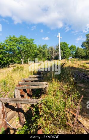 Vogesengebirge: Kreuzung und Schützengräben bei Hartmannswillerkopf (Vieil Armand, Hartmannsweiler Kopf), Nationaldenkmal des Ersten Weltkriegs für das f Stockfoto