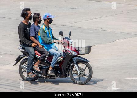 SAMUT PRAKAN, THAILAND, 02 2022. MÄRZ, das Motorradtaxi fährt zwei Männer Stockfoto