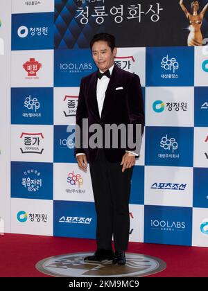 Seoul, Südkorea. 25.. November 2022. Der südkoreanische Schauspieler Lee Byung-hun trifft am 25. November 2022 in der KBS Hall in Seoul, Südkorea, auf dem roten Teppich für die „43. Blue Dragon Film Awards“ ein. (Foto: Lee Young-ho/Sipa USA) Guthaben: SIPA USA/Alamy Live News Stockfoto