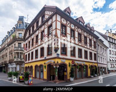 Mulhouse (Mülhausen): Allee Wilhelm Tell Gass in der Altstadt im Elsass, Haut-Rhin (Oberelsass), Frankreich Stockfoto