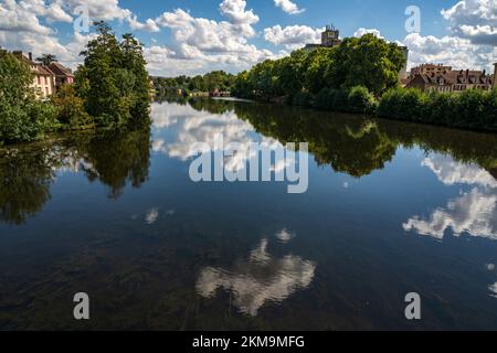 Der Yonne River in Auxerre, Burgund, Frankreich Stockfoto