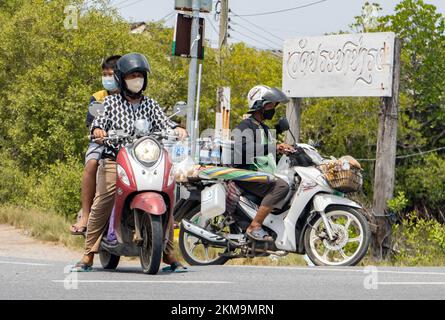 BANGKOK, THAILAND, JUNI 01 2022, Motorräder betreten eine belebte Kreuzung am Stadtrand von Bangkok Stockfoto