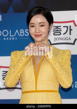 Seoul, Südkorea. 25.. November 2022. Die südkoreanische Schauspielerin und Sängerin Lee Jung-hyun trifft am 25. November 2022 in der KBS Hall in Seoul, Südkorea, auf dem roten Teppich für die „43. Blue Dragon Film Awards“ ein. (Foto: Lee Young-ho/Sipa USA) Guthaben: SIPA USA/Alamy Live News Stockfoto