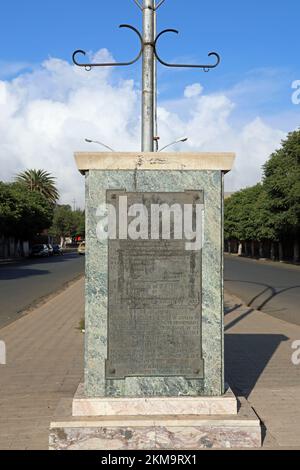 Eine Gedenktafel in der Mitte der Sematat Avenue in Asmara erinnert an den Staatsbesuch Ihrer Majestät Königin Elizabeth Il im Jahr 1965 Stockfoto