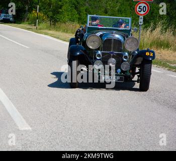 URBINO, ITALIEN - 16. JUNI 2022 : LAGONDA M45 RAPIDE 1934 auf einem alten Rennwagen in der Rallye Mille Miglia 2022, dem berühmten historischen rennen italiens Stockfoto