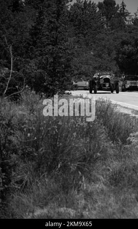 URBINO, ITALIEN - 16. JUNI - 2022 : CHRYSLER 72 1928 auf einem alten Rennwagen in der Rallye Mille Miglia 2022, dem berühmten historischen rennen italiens Stockfoto