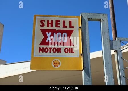 Vintage Shell-Schild am Fiat Tagliero-Gebäude in Asmara Stockfoto