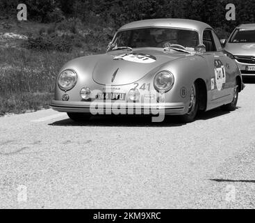 URBINO, ITALIEN - 16. JUNI - 2022 : PORSCHE 356 1500 1953 auf einem alten Rennwagen in der Rallye Mille Miglia 2022, dem berühmten historischen rennen italiens Stockfoto