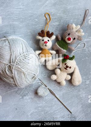 Bunte Häkelspielzeuge – Nahaufnahme. Handgefertigte Weihnachtsbaumschmuck. Süßes Amigurumi-Spielzeug. Stockfoto