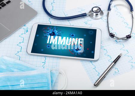 Tablet-pc und Arztgeräte auf weißer Oberfläche Stockfoto