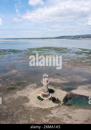 Whiteford Point Lighthouse befindet sich vor der Küste am Whiteford Point in der Nähe von Whiteford Sands, auf der Gower-Halbinsel, Südwales. Stockfoto