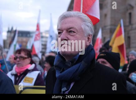 Leipzig, Deutschland. 26.. November 2022. Jürgen Elsässer, Leiter des rechtsgerichteten Magazins Compact, steht bei einer Demonstration auf dem Simsonplatz. Mehr als 1000 Menschen protestierten unter dem Slogan "Ami go Home" gegen die Politik der deutschen Regierung im Zusammenhang mit dem Ukraine-Krieg. Zahlreiche Initiativen und Aktivisten nahmen an den Gegenprotesten Teil. Kredit: Sebastian Willnow/dpa/Alamy Live News Stockfoto