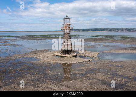 Whiteford Point Lighthouse befindet sich vor der Küste am Whiteford Point in der Nähe von Whiteford Sands, auf der Gower-Halbinsel, Südwales. Stockfoto