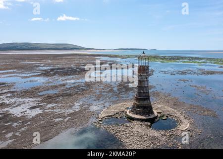 Whiteford Point Lighthouse befindet sich vor der Küste am Whiteford Point in der Nähe von Whiteford Sands, auf der Gower-Halbinsel, Südwales. Stockfoto