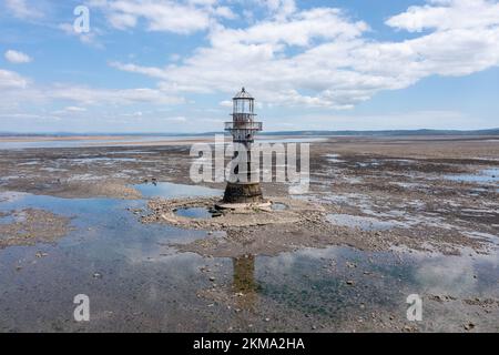 Whiteford Point Lighthouse befindet sich vor der Küste am Whiteford Point in der Nähe von Whiteford Sands, auf der Gower-Halbinsel, Südwales. Stockfoto