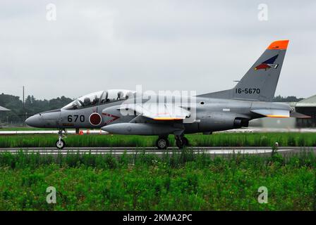 Präfektur Ibaraki, Japan - 03. August 2009: Japan Air Self-Defense Force Kawasaki T-4 Trainingsflugzeug. Stockfoto