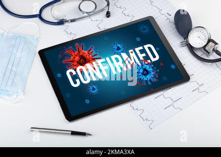 Tablet-pc und Arztgeräte auf weißer Oberfläche Stockfoto