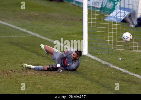 Der Callum Cooke von Hartlepool United (nicht abgebildet) erzielt beim zweiten Spiel des Emirates FA Cup im Suit Direct Stadium in Hartlepool das erste Tor hinter Pete Jameson von Harrogate Town. Foto: Samstag, 26. November 2022. Stockfoto