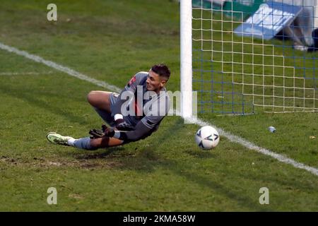 Der Callum Cooke von Hartlepool United (nicht abgebildet) erzielt beim zweiten Spiel des Emirates FA Cup im Suit Direct Stadium in Hartlepool das erste Tor hinter Pete Jameson von Harrogate Town. Foto: Samstag, 26. November 2022. Stockfoto