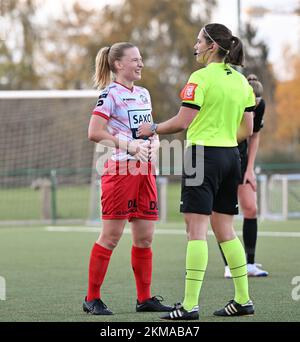 Zulte, Belgien. 26.. November 2022. Laura Vervacke (20) von Zulte-Waregem mit Ringrichter Caroline Lanssens während eines Fußballspiels zwischen SV Zulte - Waregem und WS Woluwe am 12.. Spieltag der Saison 2022 - 2023 der belgischen Lotto Womens Super League am samstag, den 29. Oktober 2022 in Zulte , Belgien . FOTO SPORTPIX | DAVID CATRY Kredit: David Catry/Alamy Live News Stockfoto