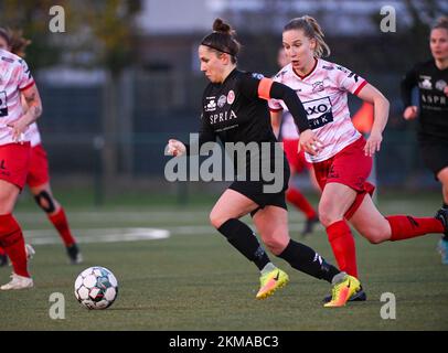 Zulte, Belgien. 26.. November 2022. Taika De Koker (20) von Woluwe mit Laura Vervacke (20) von Zulte-Waregem während eines Fußballspiels zwischen SV Zulte - Waregem und WS Woluwe am 12.. Spieltag der Saison 2022 - 2023 der belgischen Lotto Womens Super League, samstag , den 29 . Oktober 2022 in Zulte , Belgien . FOTO SPORTPIX | DAVID CATRY Kredit: David Catry/Alamy Live News Stockfoto