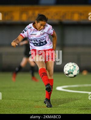 Zulte, Belgien. 26.. November 2022. Rose Adewusi (18) von Zulte-Waregem in Aktion während eines Fußballspiels zwischen SV Zulte - Waregem und WS Woluwe am 12.. Spieltag der Saison 2022 - 2023 der belgischen Lotto Womens Super League am samstag, den 29. Oktober 2022 in Zulte , Belgien . FOTO SPORTPIX | DAVID CATRY Kredit: David Catry/Alamy Live News Stockfoto