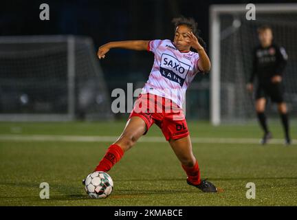 Zulte, Belgien. 26.. November 2022. Rose Adewusi (18) von Zulte-Waregem in Aktion während eines Fußballspiels zwischen SV Zulte - Waregem und WS Woluwe am 12.. Spieltag der Saison 2022 - 2023 der belgischen Lotto Womens Super League am samstag, den 29. Oktober 2022 in Zulte , Belgien . FOTO SPORTPIX | DAVID CATRY Kredit: David Catry/Alamy Live News Stockfoto