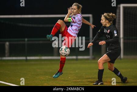 Zulte, Belgien. 26.. November 2022. Pauline Windels (5) von Zulte-Waregem in Aktion während eines Fußballspiels zwischen SV Zulte - Waregem und WS Woluwe am 12.. Spieltag der Saison 2022 - 2023 der belgischen Lotto Womens Super League am samstag, den 29. Oktober 2022 in Zulte , Belgien . FOTO SPORTPIX | DAVID CATRY Kredit: David Catry/Alamy Live News Stockfoto