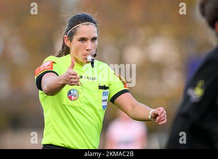 Zulte, Belgien. 26.. November 2022. Schiedsrichter Caroline Lanssens , dargestellt während eines Fußballspiels zwischen SV Zulte - Waregem und WS Woluwe am 12. . Spieltag der Saison 2022 - 2023 der belgischen Lotto Womens Super League , samstag , den 29 . Oktober 2022 in Zulte , Belgien . FOTO SPORTPIX | DAVID CATRY Kredit: David Catry/Alamy Live News Stockfoto